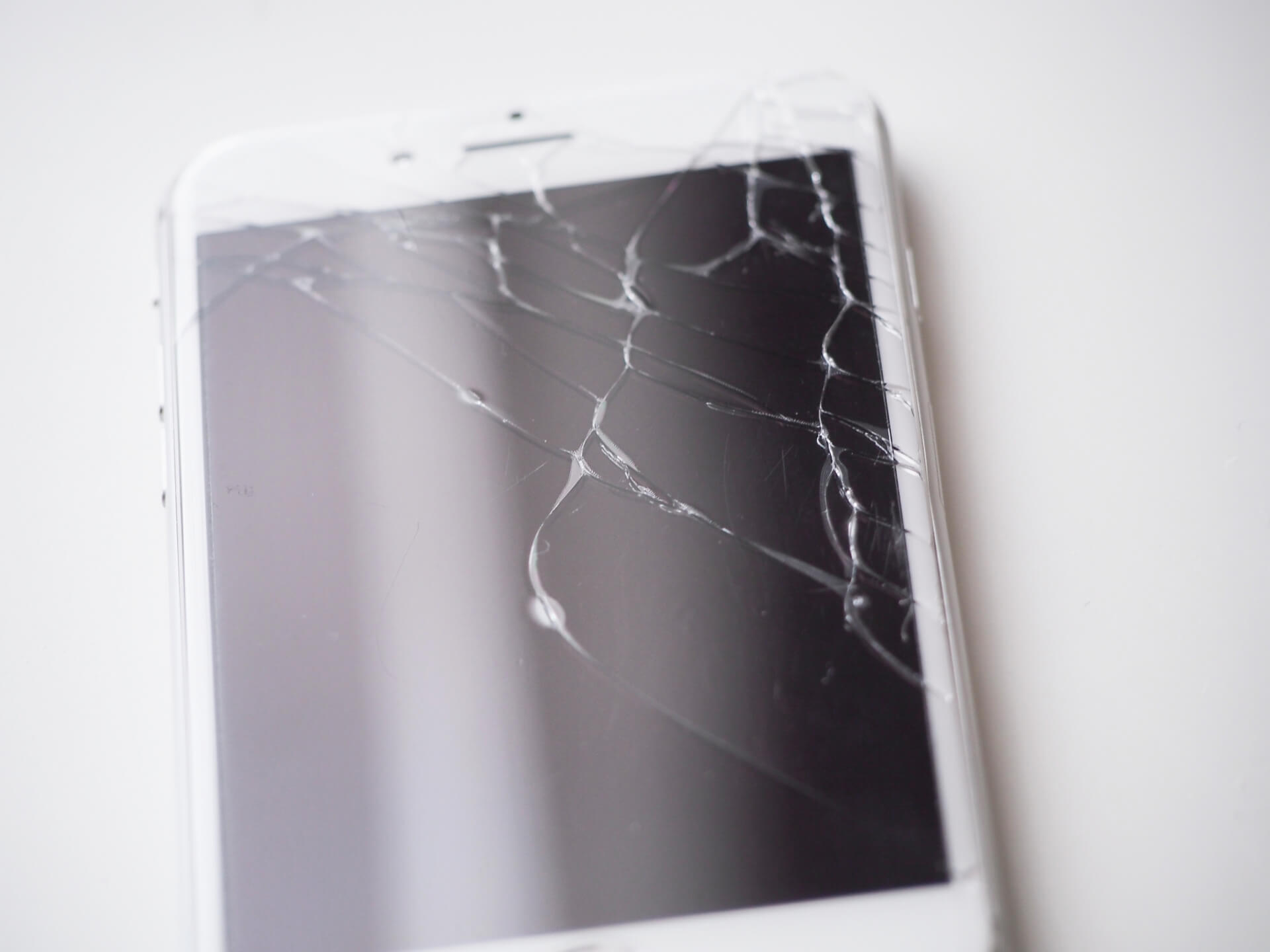 iPhoneの画面がヒビ割れたらどこで修理する？ガラス交換にかかる費用や時間は？