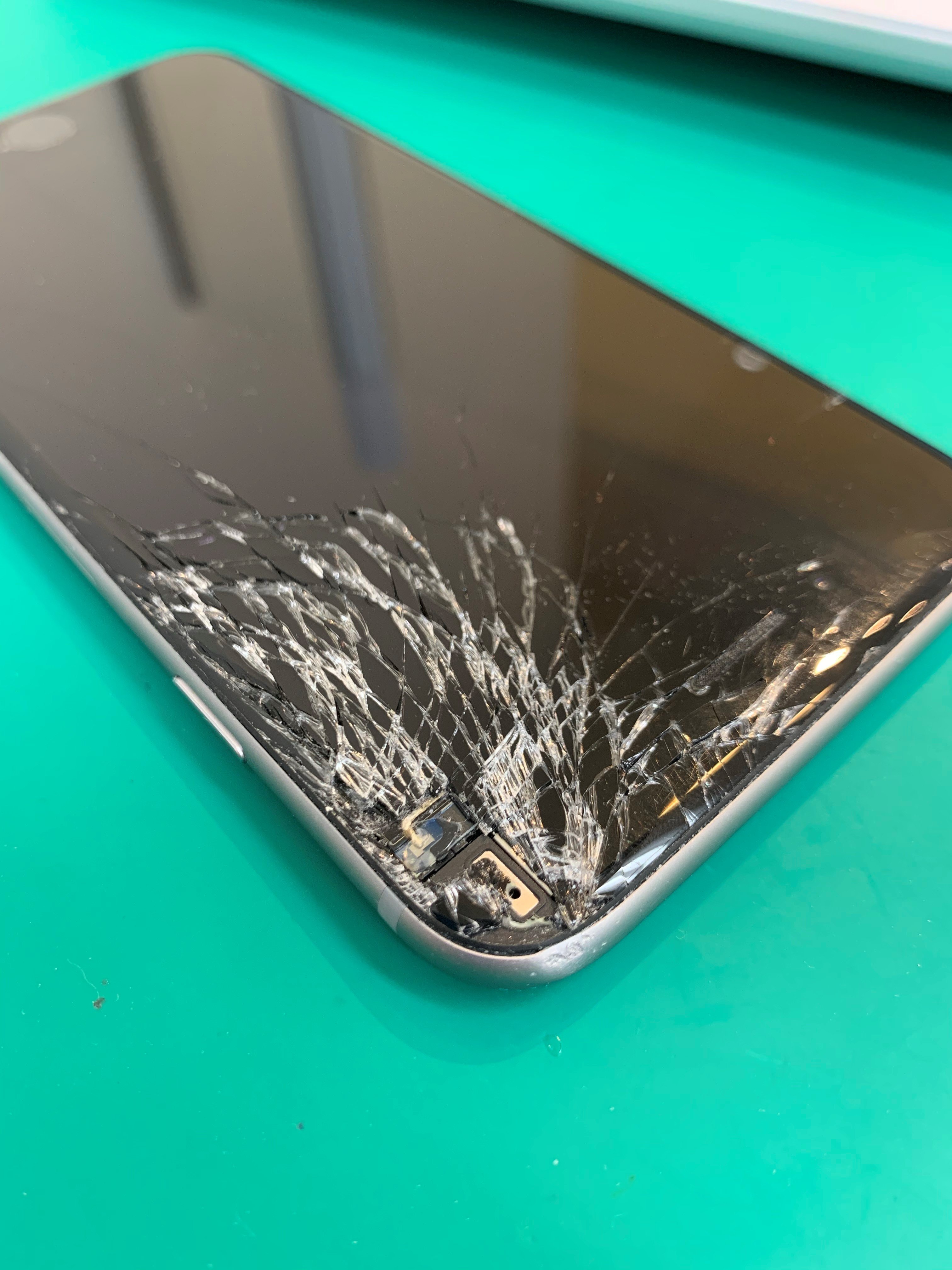 iPhone6にて ～落としたらガラスが割れてしまいました～ 大阪府和泉市のiPhone修理・買取専門店のsmart365和泉店へお任せ頂ければ！約15分で今日直しますよ😃