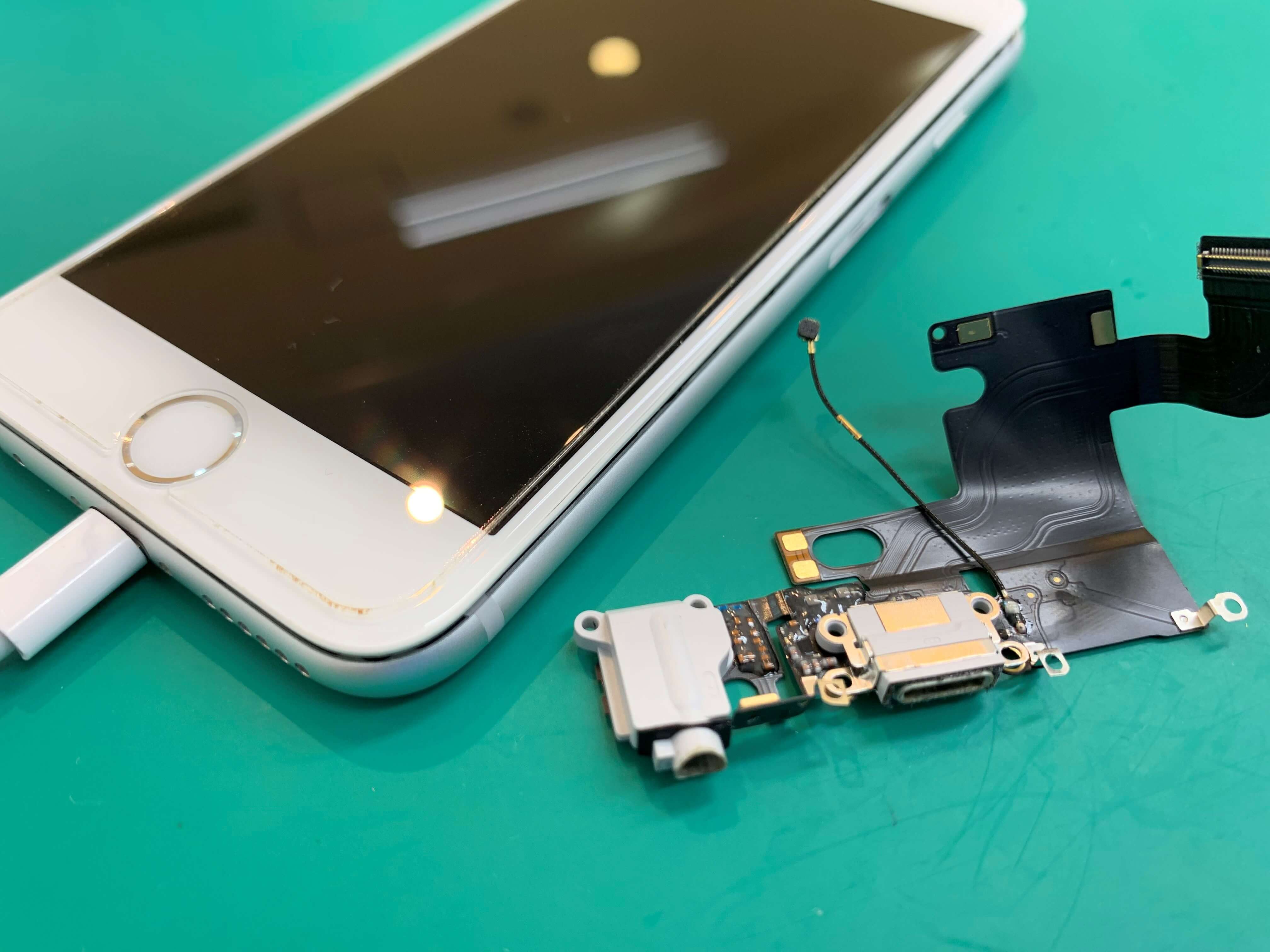 iPhone6にて、充電ケーブルを挿しこんでも充電の反応が全くありません！これ、直せますか？（大阪府和泉市smart365和泉店）