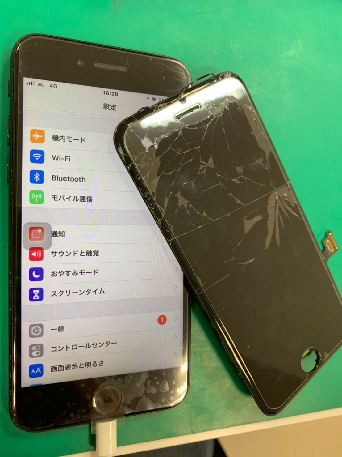 【修理報告】バッキバキ！？iPhone7のディスプレイ交換修理！！