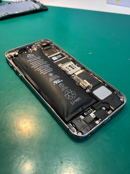 iPhone画面が浮いてしまっている！！原因は、「バッテリー膨張」です！！