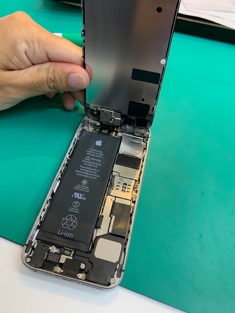 iPhoneSEﾃﾞｨｽﾌﾟﾚｲ・ﾊﾞｯﾃﾘｰ同時修理～和泉店～