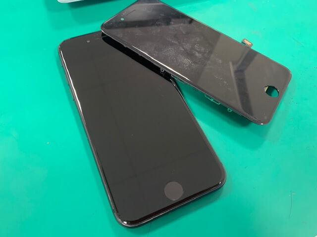 【実績】落としたら画面表示がおかしくなった！？iPhone8ディスプレイ交換！