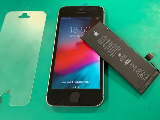 iPhoneSEバッテリー交換！修理と同時で保護ガラスが550円割引！！