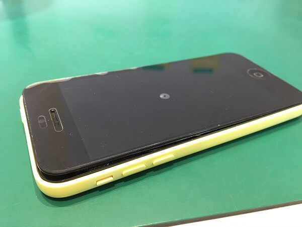 smart365西宮本店｜iPhone5c バッテリー膨張で画面が浮いた！｜西宮、尼崎、宝塚、芦屋、神戸東灘区でiPhone修理をお考えなら、ぜひsmart365西宮本店へ