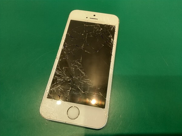 画面バキバキ！ iPhoneSE 画面修理　iPhone修理・買取・ガラスコーティングsmart365西宮本店