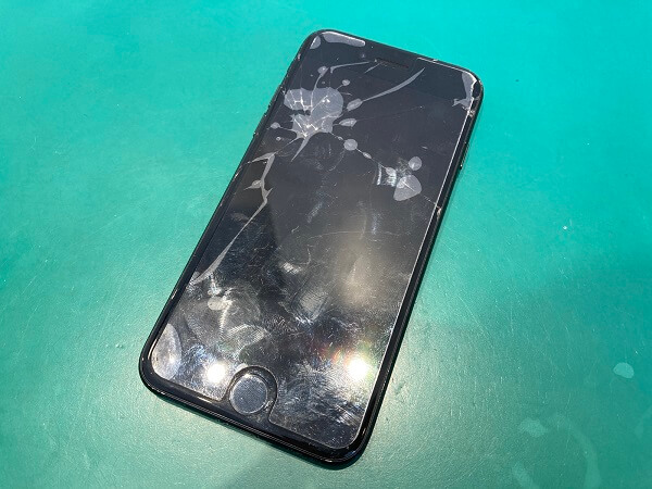 画面が割れた！ iPhone7 画面修理　iPhone修理・買取・ガラスコーティングsmart365西宮本店