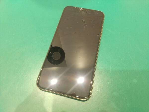 画面が割れた… iPhoneXS 画面修理　iPhone修理・買取・ガラスコーティングsmart365西宮本店